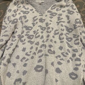 Knox Rose Light Gray Animal Print V-Neck Sweater